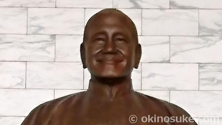 蒋介石の銅像（アップ）