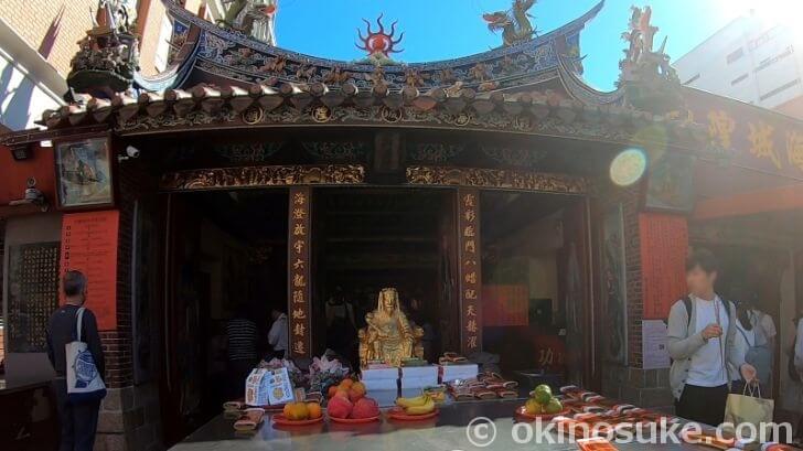 台北霞海城隍廟の供物台